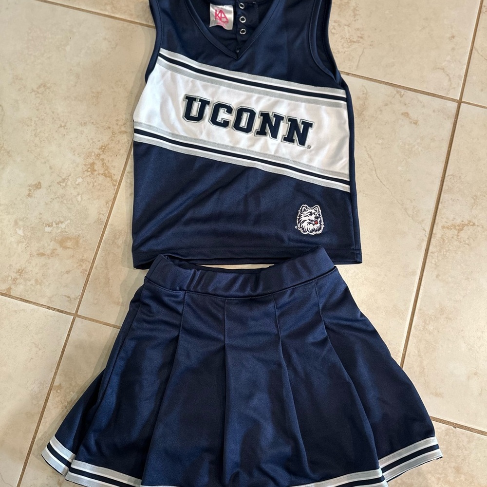 Girl UCONN cheerleader outfit 📣 YM